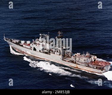 Vue du quartier portuaire du destroyer de classe soviétique Udaloy GUIDÉ par missile, L'AMIRAL SPIRIDONOV, en cours. Pays : inconnu Banque D'Images