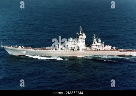 Vue de l'axe du croiseur de missiles guidés à propulsion nucléaire FRUNZE de classe soviétique Kirov en cours. Pays : inconnu Banque D'Images