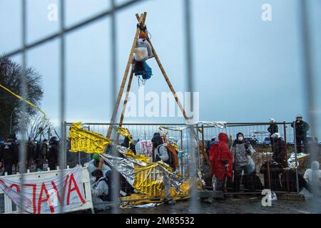 Garzweiler, Allemagne. 11th janvier 2023. Des activistes se sont réunis pour un sit-in, un activiste s'est retrouvé dans un poteau, la police a commencé à nettoyer le village de Luetzerath aujourd'hui, 11 janvier 2023, Luetzerath, 01/11/2023, Credit: dpa/Alay Live News Banque D'Images