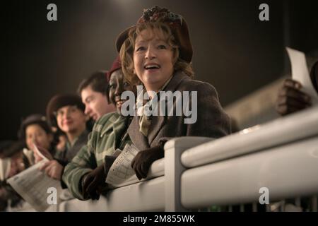 Mme Harris va au film de Paris 2022 Lesley Manville Banque D'Images