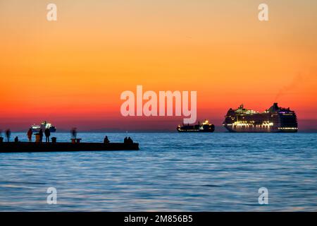 Bateau de croisière dans le vieux port de Trieste, Italie Banque D'Images