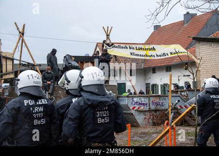 Garzweiler, Allemagne. 11th janvier 2023. Des policiers ont encerclé un bâtiment, des activistes sont assis sur des barricades, la police a commencé à nettoyer la ville de Luetzerath aujourd'hui, 11 janvier 2023, crédit: dpa/Alay Live News Banque D'Images