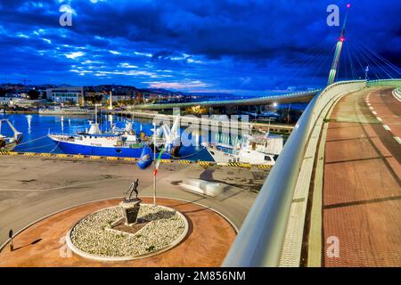 Mémorial des morts de la mer vu du Ponte del Mare (pont de la mer), Pescara, Italie Banque D'Images