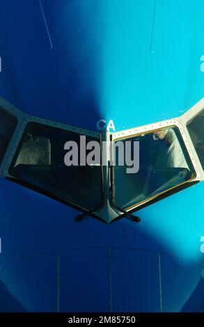 L'avant d'un Boeing MD-11 pH-KCA de KLM Royal Dutch Airtline avec son capitaine. dans le cockpit. Banque D'Images