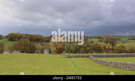 Des nuages de pluie s'amassent au-dessus des Yorkshire Dales. Banque D'Images