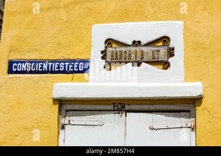 WILLEMSTAD, CURAÇAO - 22 NOVEMBRE 2007: Le panneau de rue Hanchi di Bientu et Conscientiesteeg au-dessus de la porte blanche dans un bâtiment jaune dans l'allée Banque D'Images
