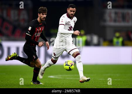 Milan, Italie. 11 janvier 2023. Antonio Sanabria du FC Torino est en compétition pour le bal avec Matteo Gabbia de l'AC Milan lors du match de football de Coppa Italia entre l'AC Milan et le Torino FC. Credit: Nicolò Campo/Alay Live News Banque D'Images