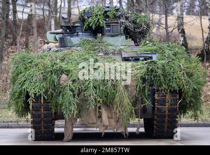 Marienberg, Allemagne. 12th janvier 2023. Un véhicule de combat d'infanterie de Marder se tient lors de la visite du ministre fédéral de la Défense au bataillon d'infanterie d'armes de 371 dans la caserne d'Erzgebirge. En plus de la présentation de la performance des soldats d'infanterie blindés avec leurs véhicules de combat d'infanterie Marder, le ministre veut avant tout s'entretenir avec les soldats déployés pour la Force de réaction rapide de l'OTAN (FJT). Crédit : Robert Michael/dpa/Alay Live News Banque D'Images