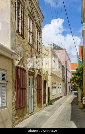 WILLEMSTAD, CURAÇAO - 22 NOVEMBRE 2007 : les maisons colorées de la Schrijnwerkersstraat dans le quartier Alley d'Otrobanda, Willemstad, Curaçao Banque D'Images