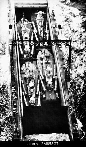 Vue aérienne de quatre torpilles de classe Shershen transportées à bord d'un cargo soviétique. Pays : inconnu Banque D'Images