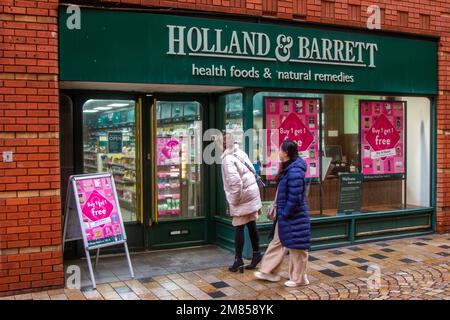 Boutique Achetez-en un gratuit chez Holland & Barrett Blackpool. « Achetez-en un, obtenez-en un gratuit » ou « deux pour le prix d'un » est une forme courante de promotion des ventes. Magasins, magasins et acheteurs au Royaume-Uni dans Corporation Street. Centre-ville des entreprises dans la ville côtière de bord de mer. Banque D'Images