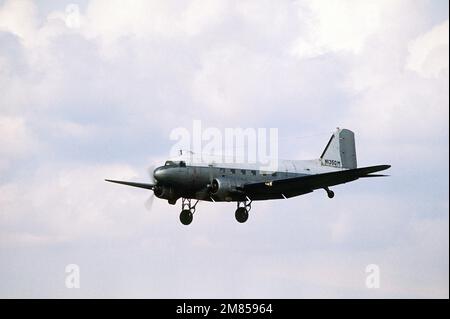 Un avion C-47 Skytrooper arrive de l'aéroport de Heathrow, en Angleterre, pour son dernier vol. L'appareil sera restauré et exposé au Mémorial de l'aéropont de Berlin. Base: Rhein-main Air base pays: Deutschland / Allemagne (DEU) Banque D'Images