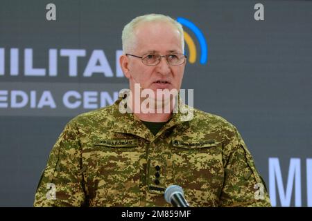 Mykola Urshalovych, Directeur adjoint du Département de la planification de la Direction principale de la Garde nationale d'Ukraine, lors d'un exposé des représentants des forces de sécurité et de défense de l'Ukraine sur les informations opérationnelles sur le front de la guerre russo-ukrainienne. Le commandement des forces armées de la Fédération de Russie continue d'accroître le regroupement combiné des troupes sur le territoire de l'Ukraine : il déplace les mobilisés des terrains d'entraînement du Bélarus et de la Russie vers la zone des hostilités et les zones frontalières. M. Hanna Malyar, vice-ministre de la défense de l'Ukraine, l'a déclaré lors d'une Banque D'Images