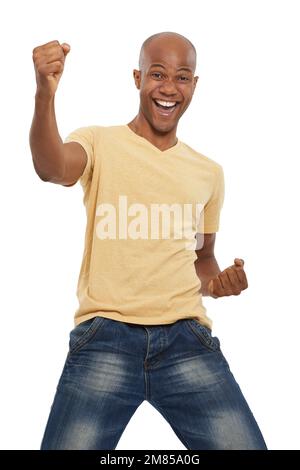 Victoire. Studio photo d'un homme ethnique excité gestant avec ses mains dans l'air après une réalisation. Banque D'Images