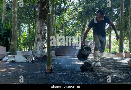 Le travail traditionnel sri-lankais déverse du goudron sur les routes sur 2022.12.12 à Galle, Sri Lanka Banque D'Images