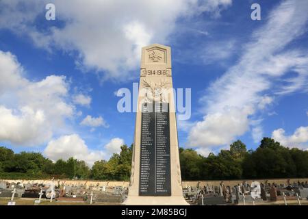 Le Monument aux Morts. Commonweatlth WAR graves. Tombes de guerre Commonwealth. Cimetire militaire Franais comprenant 328 tombes de Columriens, d'A Banque D'Images