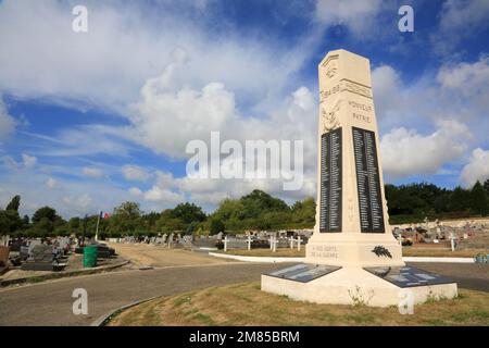 Le Monument aux Morts. Commonweatlth WAR graves. Tombes de guerre Commonwealth. Cimetire militaire Franais comprenant 328 tombes de Columriens, d'A Banque D'Images