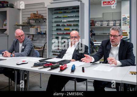 Sonneberg, Allemagne. 12th janvier 2023. Jens Beyer (l-r), directeur des ventes, René Wilfer, directeur général de Piko, et Matthias Fröhlich, Chef de produit, présentez les nouveaux modèles de locomotives à la conférence de presse Piko. Piko Spielwaren GmbH présente de nouveaux modèles de trains lors de sa conférence de presse annuelle. D'autres sujets sont les chiffres d'affaires 2022, la planification annuelle 2023. (À dpa 'fabricant de train de modèle Piko avec beaucoup de nouveautés dans le programme') Credit: Daniel Vogl/dpa/Alay Live News Banque D'Images