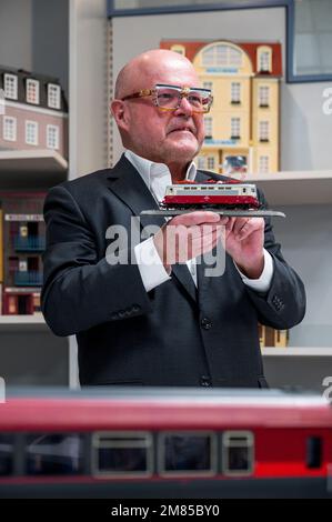 Sonneberg, Allemagne. 12th janvier 2023. René Wilfer, PDG de Piko, tient une locomotive électrique modèle lors d'une conférence de presse. Piko Spielwaren GmbH présente de nouveaux modèles de trains lors de sa conférence de presse annuelle. D'autres sujets incluent les chiffres d'affaires de 2022 et la planification annuelle pour 2023. (À dpa 'fabricant de train de modèle Piko avec de nombreux nouveaux produits dans son programme') Credit: Daniel Vogl/dpa/Alamy Live News Banque D'Images