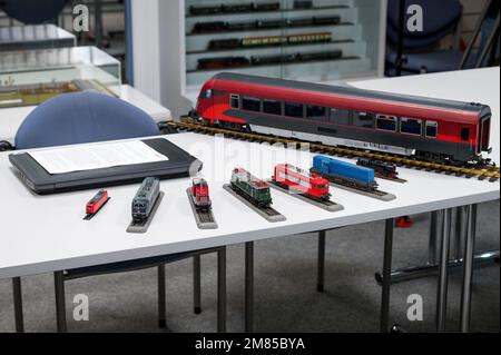 Sonneberg, Allemagne. 12th janvier 2023. Divers nouveaux modèles de locomotives sont sur une table à la conférence de presse Piko. Piko Spielwaren GmbH présente de nouveaux modèles de trains lors de sa conférence de presse annuelle. D'autres sujets incluent les chiffres d'affaires de 2022 et la planification annuelle pour 2023. (À dpa 'fabricant de train de modèle Piko avec beaucoup de nouveaux éléments dans son programme') Credit: Daniel Vogl/dpa/Alamy Live News Banque D'Images