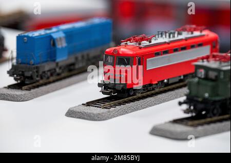 Sonneberg, Allemagne. 12th janvier 2023. Plusieurs modèles de locomotives sont debout sur une table à la conférence de presse de Piko. Piko Spielwaren GmbH présente de nouveaux modèles de trains lors de sa conférence de presse annuelle. D'autres sujets sont les chiffres d'affaires pour 2022 et la planification annuelle pour 2023. (À dpa 'fabricant de train de modèle Piko avec de nombreux nouveaux produits dans son programme') Credit: Daniel Vogl/dpa/Alamy Live News Banque D'Images