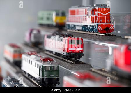 Sonneberg, Allemagne. 12th janvier 2023. Plusieurs modèles de locomotives de la société Piko se trouvent dans un coffret d'exposition en marge d'une conférence de presse. Piko Spielwaren GmbH présente de nouveaux modèles de trains lors de sa conférence de presse annuelle. D'autres sujets sont les chiffres d'affaires pour 2022 et la planification annuelle pour 2023. (À dpa 'fabricant de train de modèle Piko avec de nombreux nouveaux produits dans son programme') Credit: Daniel Vogl/dpa/Alamy Live News Banque D'Images