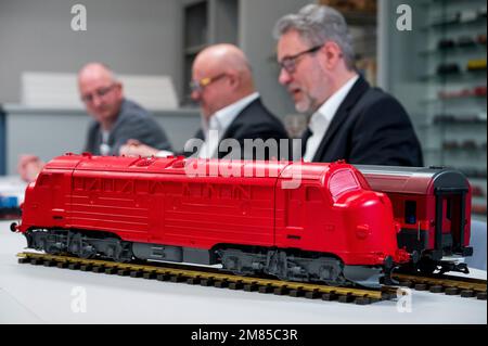 Sonneberg, Allemagne. 12th janvier 2023. Un modèle de la locomotive diesel NoHAB est présenté lors de la conférence de presse de Piko. Jens Beyer (l-r), directeur des ventes, René Wilfer, directeur général de Piko et Matthias Fröhlich, Chef de produit. Piko Spielwaren GmbH présente de nouveaux modèles de trains lors de sa conférence de presse annuelle. D'autres sujets incluent les chiffres d'affaires de 2022 et la planification annuelle pour 2023. (À dpa 'fabricant de train de modèle Piko avec de nombreux nouveaux produits dans son programme') Credit: Daniel Vogl/dpa/Alamy Live News Banque D'Images