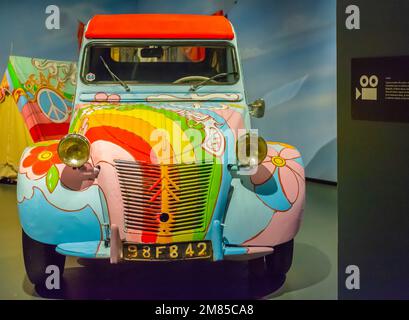 Musée national de la voiture à Turin (MAUTO): France 1958 - Citroen 2 CV AZ - créé comme « tres petite » il deviendra une grande voiture - Turin - Nord de l'Italie - Banque D'Images