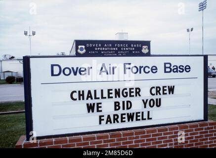 Une vue du message sur un panneau à bord de la base. La navette spatiale Challenger a explosé peu après le décollage sur 28 janvier 1986, tuant les sept membres de son équipage. Base: Dover Air Force base État: Delaware (DE) pays: Etats-Unis d'Amérique (USA) Banque D'Images