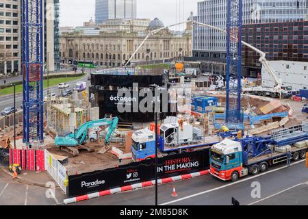 Le gratte-ciel Octagon, qui sera le plus haut bâtiment de Birmingham une fois terminé, est en construction début janvier 2022. Octagon est un gratte-ciel résidentiel de 49 étages de 155 mètres en construction à Birmingham, en Angleterre. Le bâtiment fait partie du projet de réaménagement Paradise dans le centre-ville et est conçu par Glenn Howells Architects. Banque D'Images