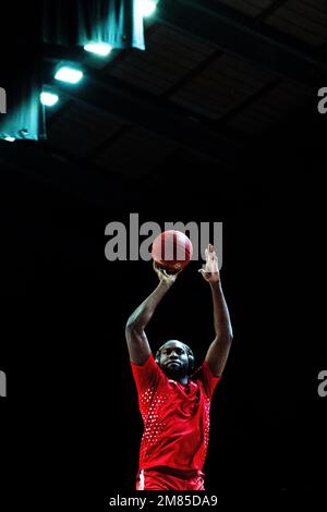 LONDRES, ANGLETERRE - JANVIER 11 : Chinanu Onuaku lors du match de l'Eurocup entre les Lions de Londres et Hapoel tel Aviv à l'OVO Arena Wembley sur 11 janvier, 202 Banque D'Images