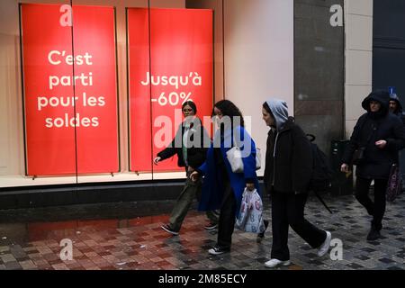 Bruxelles, Belgique. 12th janvier 2023. Les gens passent devant les publicités des ventes d'hiver à Bruxelles, Belgique, le 12 janvier 2023. Les ventes d'hiver 2023 en Belgique se déroulent de 3 janvier à 31 janvier. Crédit: ALEXANDROS MICHAILIDIS/Alamy Live News Banque D'Images