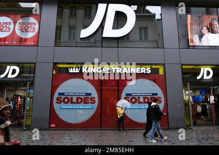 Bruxelles, Belgique. 12th janvier 2023. Les gens passent devant les publicités des ventes d'hiver à Bruxelles, Belgique, le 12 janvier 2023. Les ventes d'hiver 2023 en Belgique se déroulent de 3 janvier à 31 janvier. Crédit: ALEXANDROS MICHAILIDIS/Alamy Live News Banque D'Images