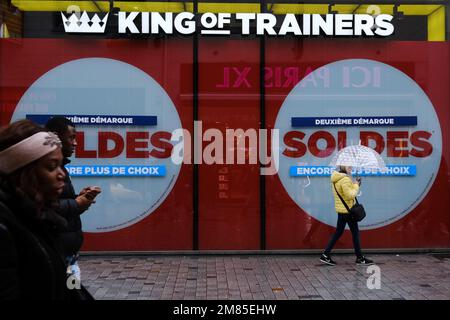 Bruxelles, Belgique. 12th janvier 2023. Les gens passent devant les publicités des ventes d'hiver à Bruxelles, Belgique, le 12 janvier 2023. Les ventes d'hiver 2023 en Belgique se déroulent de 3 janvier à 31 janvier. Crédit: ALEXANDROS MICHAILIDIS/Alamy Live News Banque D'Images