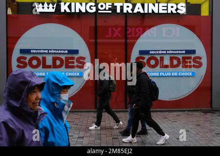 Bruxelles, Belgique. 12th janvier 2023. Les gens passent devant les publicités des ventes d'hiver à Bruxelles, Belgique, le 12 janvier 2023. Les ventes d'hiver 2023 en Belgique se déroulent de 3 janvier à 31 janvier. Crédit: ALEXANDROS MICHAILIDIS/Alamy Live News Banque D'Images