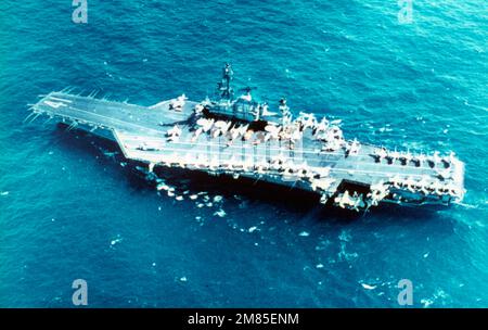 USS Midway (CVB/CVA/CV-41) est un porte-avions, anciennement de la marine des États-Unis, le navire de sa catégorie. Mis en service 8 jours après la fin de la Seconde Guerre mondiale, Midway était le plus grand navire au monde jusqu'en 1955, ainsi que le premier porte-avions américain trop grand pour traverser le canal de Panama. Elle a opéré pendant 47 ans, au cours de laquelle elle a vu l'action pendant la guerre du Vietnam et a servi comme navire amiral du golfe Persique dans l'opération Desert Storm de 1991. Démissionée en 1992, elle est maintenant un navire de musée au musée USS Midway, à San Diego, Californie, et est le seul avion américain inactif restant Banque D'Images