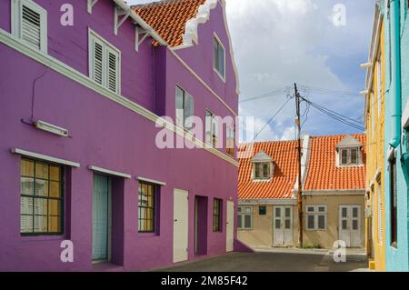WILLEMSTAD, CURAÇAO - 22 NOVEMBRE 2007 : les maisons colorées de Conscientiesteeg et Schrijnwerkersstraat dans le quartier Alley d'Otrobanda, Wil Banque D'Images