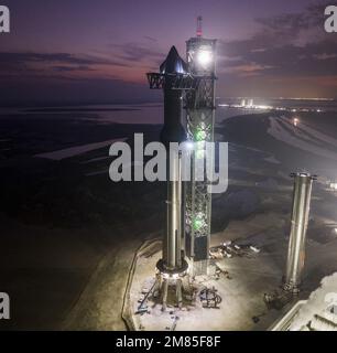 Boca Chica, États-Unis. 09th janvier 2023. SpaceX's Booster 7 est associé à Starship 24 sur le support de lancement orbital sur 9 janvier 2023, à Starbase à Boca Chica, Texas, alors que la compagnie se prépare pour le premier vol d'essai orbital du programme. SpaceX/UPI Credit: UPI/Alay Live News Banque D'Images