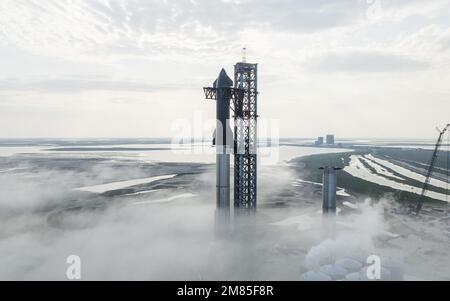 Boca Chica, États-Unis. 09th janvier 2023. SpaceX's Booster 7 est associé à Starship 24 sur le support de lancement orbital sur 9 janvier 2023, à Starbase à Boca Chica, Texas, alors que la compagnie se prépare pour le premier vol d'essai orbital du programme. SpaceX/UPI Credit: UPI/Alay Live News Banque D'Images