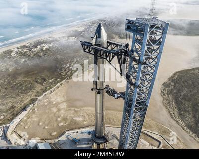 Boca Chica, États-Unis. 09th janvier 2023. SpaceX's Booster 7 est associé à Starship 24 sur le support de lancement orbital sur 9 janvier 2023, à Starbase à Boca Chica, Texas, alors que la compagnie se prépare pour le premier vol d'essai orbital du programme. SpaceX/UPI Credit: UPI/Alay Live News Banque D'Images