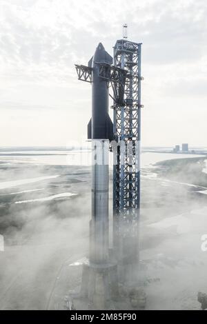 Boca Chica, États-Unis. 09th janvier 2023. SpaceX's Booster 7 est associé à Starship 24 sur le support de lancement orbital sur 9 janvier 2023, à Starbase à Boca Chica, Texas, alors que la compagnie se prépare pour le premier vol d'essai orbital du programme. SpaceX/UPI Credit: UPI/Alay Live News Banque D'Images