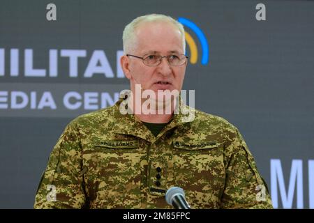 Mykola Urshalovych, Directeur adjoint du Département de la planification de la Direction principale de la Garde nationale d'Ukraine, lors d'un exposé des représentants des forces de sécurité et de défense de l'Ukraine sur les informations opérationnelles sur le front de la guerre russo-ukrainienne. Le commandement des forces armées de la Fédération de Russie continue d'accroître le regroupement combiné des troupes sur le territoire de l'Ukraine : il déplace les mobilisés des terrains d'entraînement du Bélarus et de la Russie vers la zone des hostilités et les zones frontalières. M. Hanna Malyar, vice-ministre de la défense de l'Ukraine, l'a déclaré lors d'une Banque D'Images