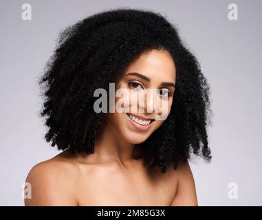 Bien-être, beauté et portrait de la femme noire en studio pour les soins de la peau, la peau saine et l'esthétique de spa. Dermatologie, maquillage et visage de fille heureuse pour Banque D'Images