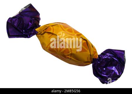 Lait de Cadbury chocolat à l'orange isolé sur fond blanc - Mini-œufs de chocolat au lait avec un centre de chocolat au lait à saveur d'orange lisse Banque D'Images