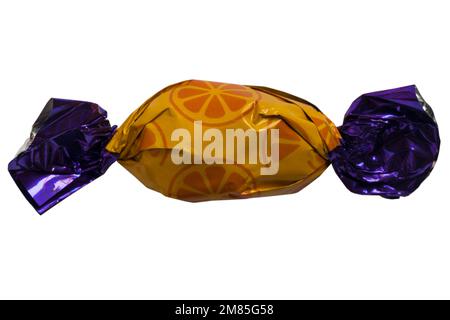 Lait de Cadbury chocolat à l'orange isolé sur fond blanc - Mini-œufs de chocolat au lait avec un centre de chocolat au lait à saveur d'orange lisse Banque D'Images