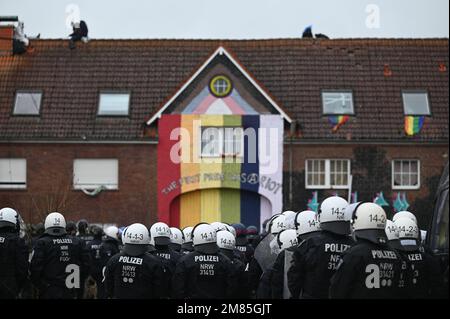 Erkelenz, Allemagne. 12th janvier 2023. Des policiers se tiennent le deuxième jour de l'expulsion dans le hameau lignite de Lützerath occupé par des militants du climat. La société d'énergie RWE veut fouiller le charbon situé sous Lützerath - à cette fin, le hameau sur le territoire de la ville d'Erkelenz à la mine de lignite opencast Garzweiler II doit être démoli. Credit: Henning Kaiser/dpa/Alay Live News Banque D'Images