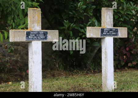 Croix. Commonweatlth WAR graves. Tombes de guerre Commonwealth. Cimetire militaire Franais comprenant 328 tombes de Columriens, d'Anglais, Hollanda Banque D'Images