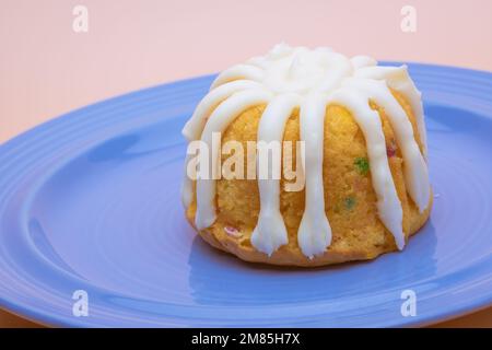 Gâteau au lapin confetti sur une assiette bleue Banque D'Images