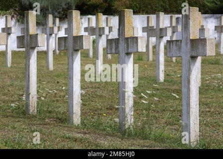 Croix. Commonweatlth WAR graves. Tombes de guerre Commonwealth. Cimetire militaire Franais comprenant 328 tombes de Columriens, d'Anglais, Hollanda Banque D'Images