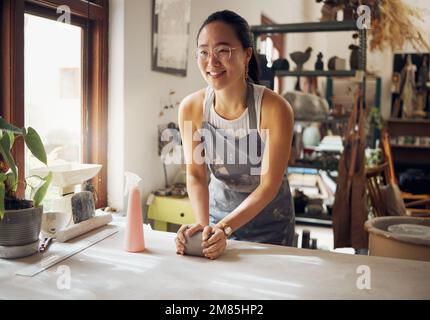 Asiatique, femme et artiste en atelier d'argile, atelier et démarrage créatif à la sculpture produit. Concepteur de céramique, processus et production de poterie créatifs Banque D'Images